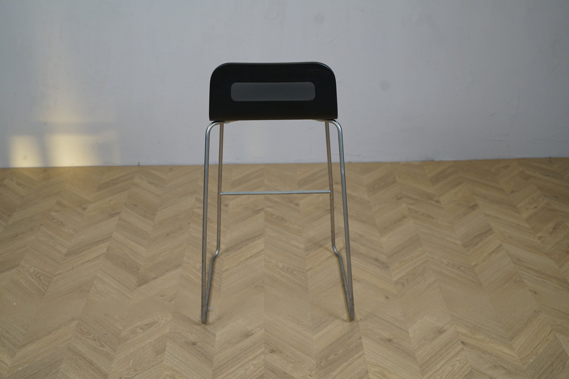 Lapalma barstol sort 75 cm med krom stel set bagfra – moderne barstol i tidløst design
