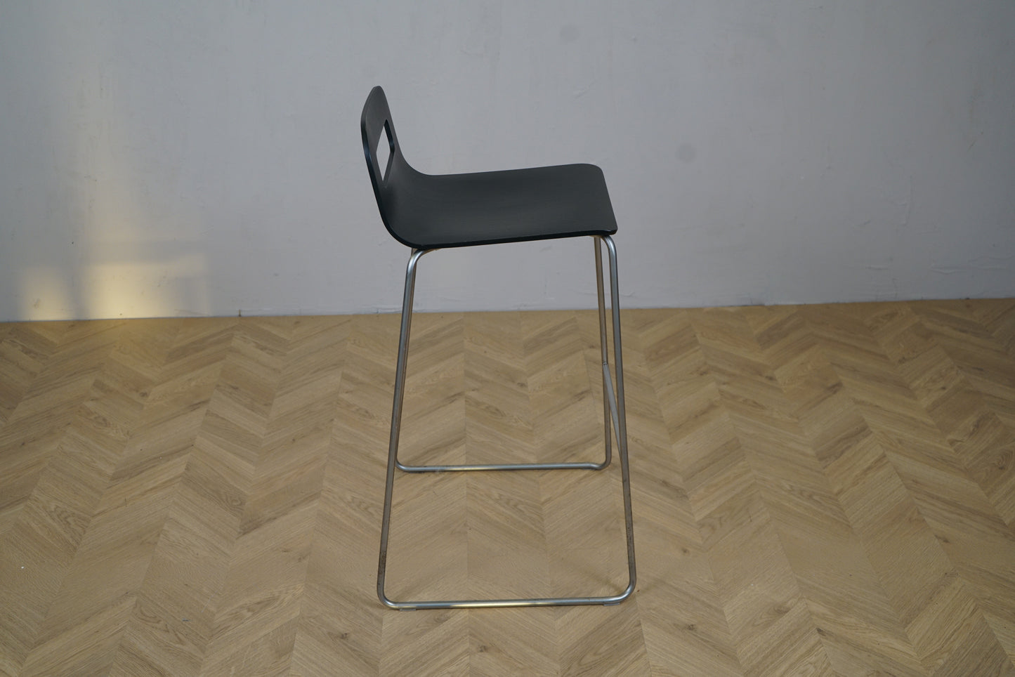 Lapalma barstol sort 75 cm med krom stel set fra siden – ergonomisk højstol med fodstøtte