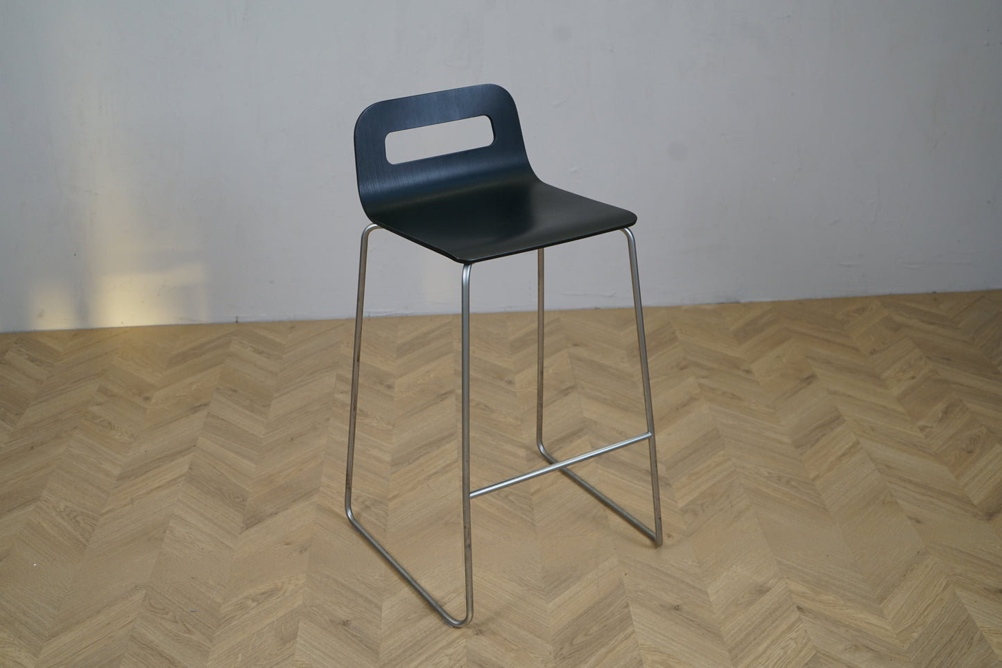 Lapalma høj barstol sort 75 cm med krom stel set fra skrå vinkel – elegant og minimalistisk design