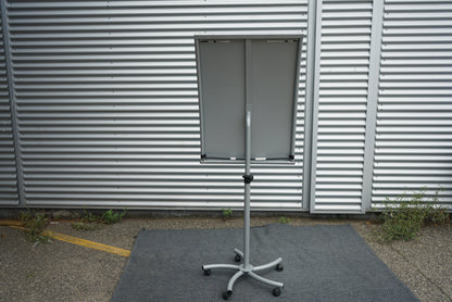 Legamaster Silvertec flipover gulvmodel 102x73 cm – set bagfra med sidevinge og hjul