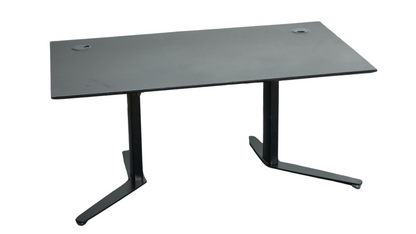 Elegant matsort Linak hæve-sænkebord 140x80 cm med robust stel set fra skrå vinkel