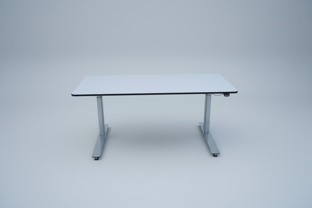 LINAK hæve-sænkebord 150x75 cm i hvid laminat med sølvstel og krom fødder set forfra