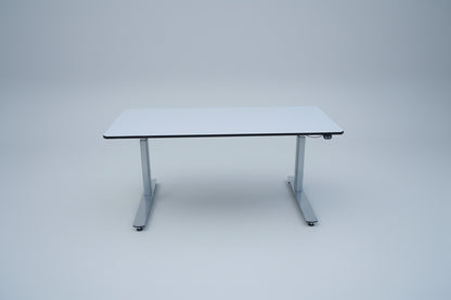 LINAK hæve-sænkebord 150x75 cm i hvid laminat med sølvstel og krom fødder set forfra