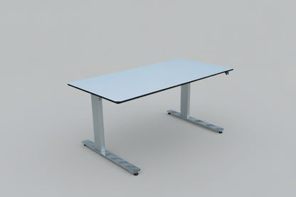 LINAK hæve-sænkebord 150x75 cm med hvid laminatplade, sort affaset kant og sølvstel set skråt