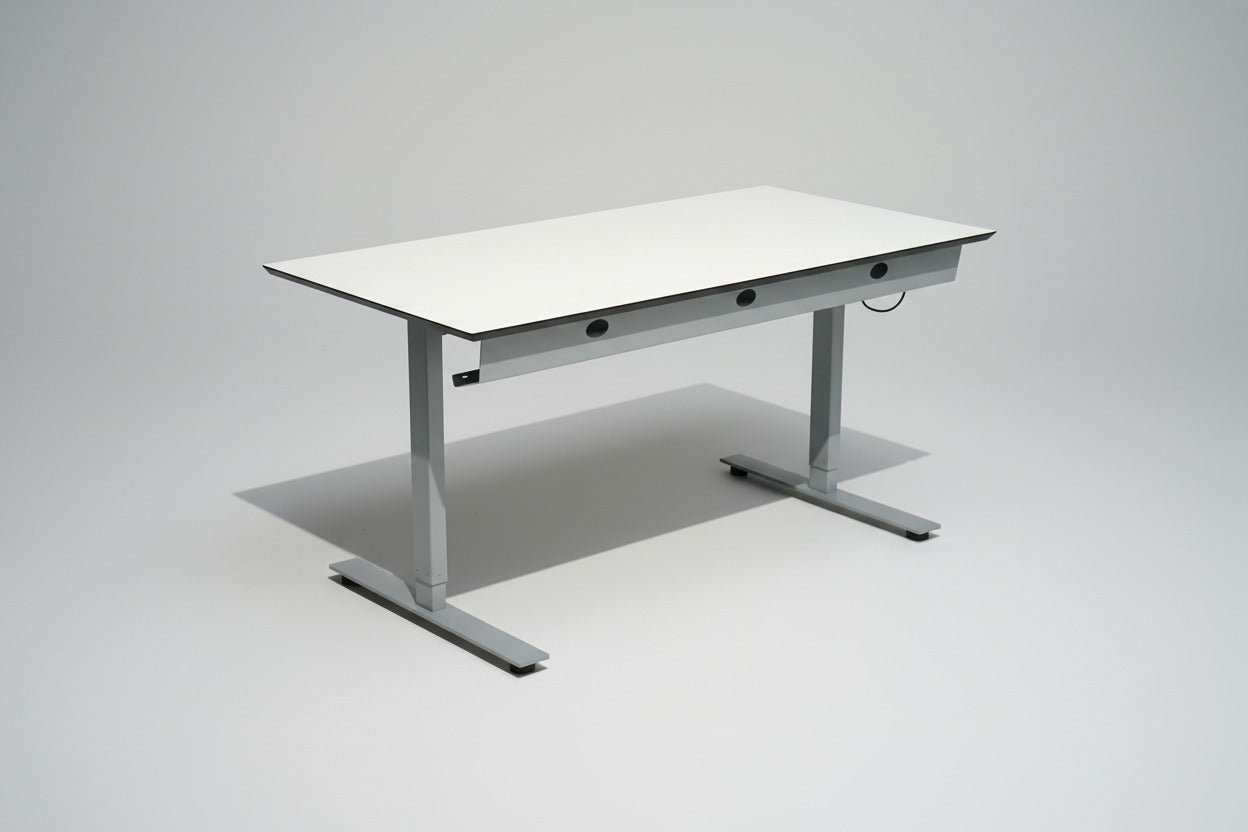 LINAK hæve-sænkebord 160x80 cm set bagfra med hvid laminatbordplade, gråt hæve-/sænkestel og sort kant.