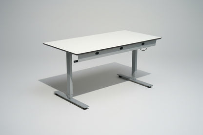 LINAK hæve-sænkebord 160x80 cm set bagfra med hvid laminatbordplade, gråt hæve-/sænkestel og sort kant.