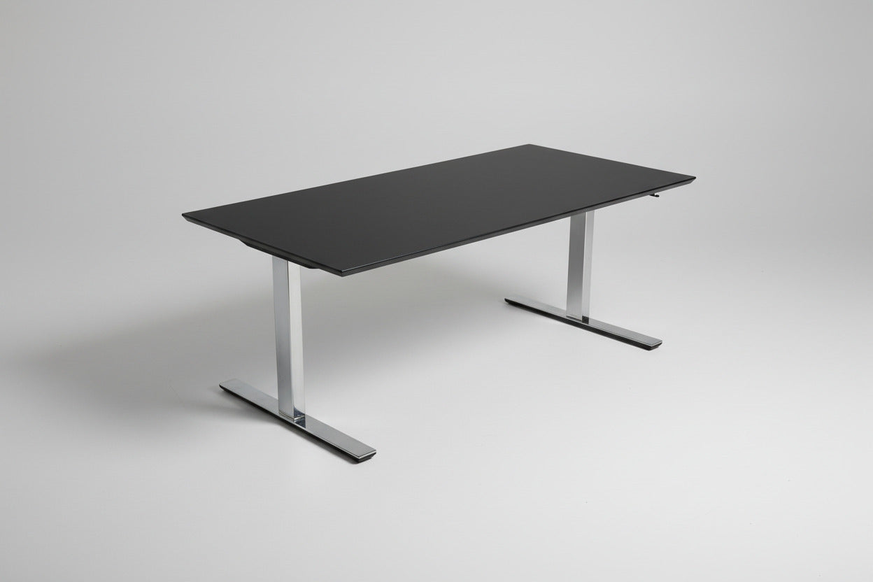 LINAK hæve-sænkebord 160x80 cm med sort linoleumsbordplade og krom hæve-/sænkestel set forfra.