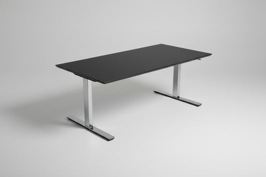 LINAK hæve-sænkebord 160x80 cm med sort linoleumsbordplade og krom hæve-/sænkestel set forfra.