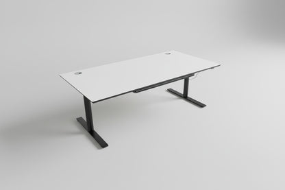 LINAK hæve-sænkebord 180x90 cm i hvid laminat med sort kant, sort stel og skuffe set skråt