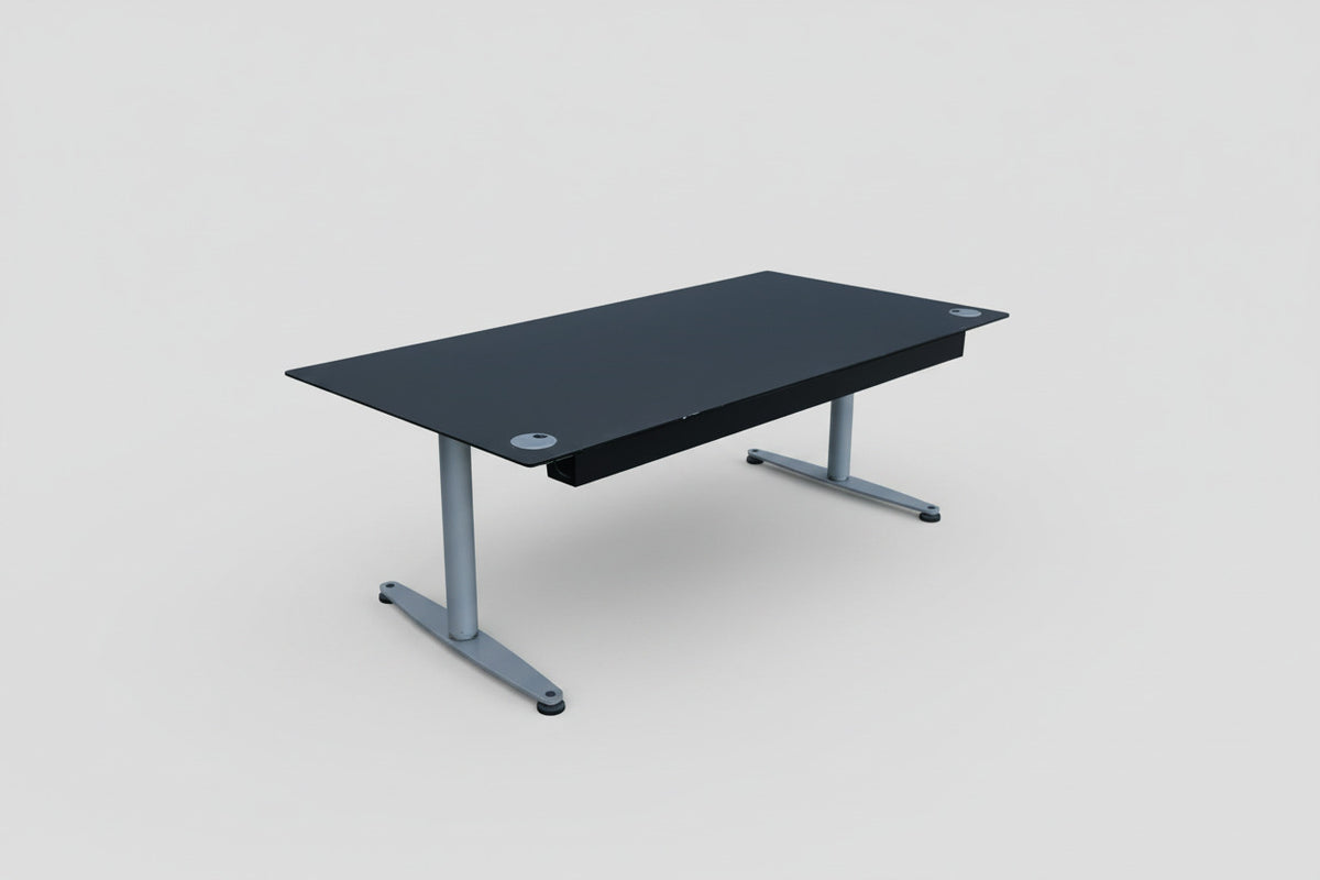 LINAK hæve-sænkebord 180x90 cm med gråt stel og sort kabelbakke set bagfra