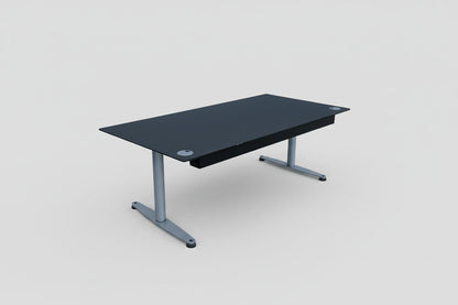 LINAK hæve-sænkebord 180x90 cm med gråt stel og sort kabelbakke set bagfra