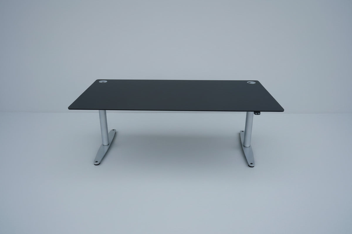 LINAK hæve-sænkebord 180x90 cm med sort linoleum og gråt stel set forfra