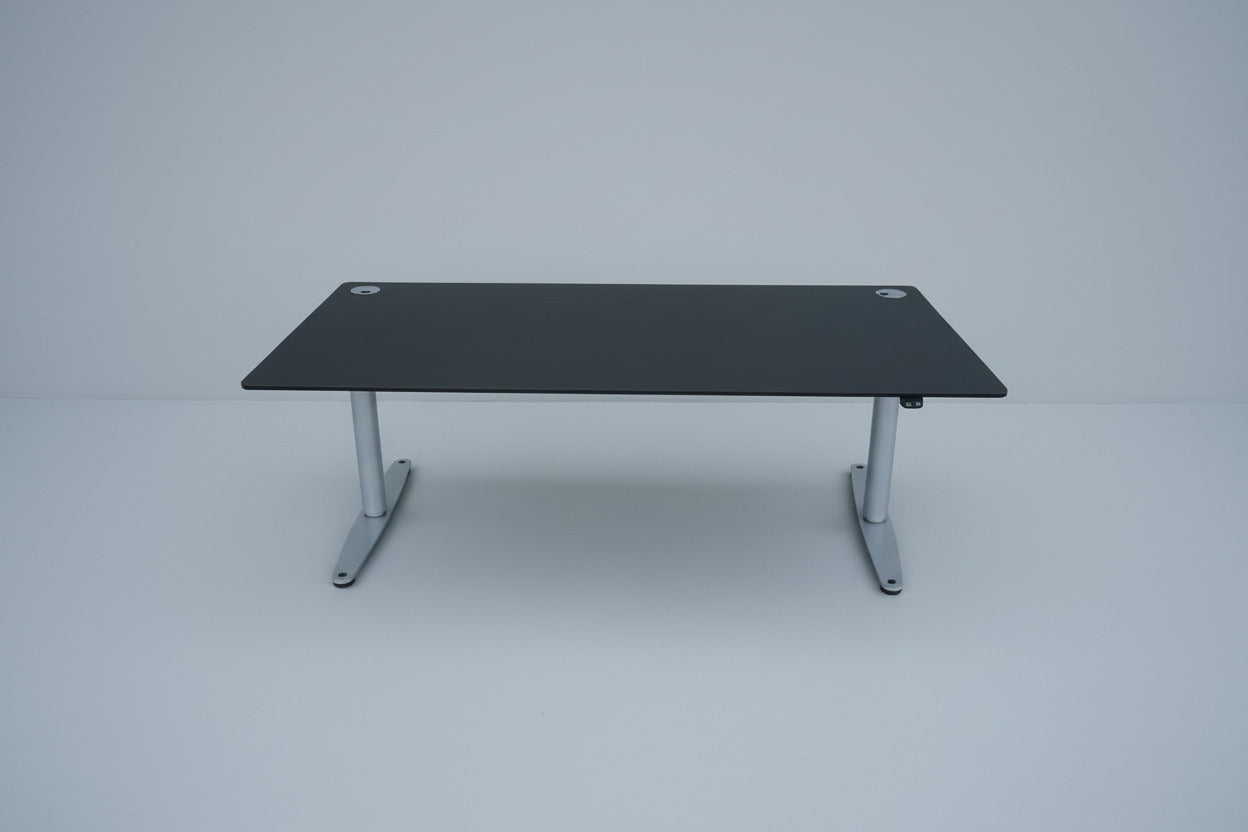 LINAK hæve-sænkebord 180x90 cm med sort linoleum og gråt stel set forfra