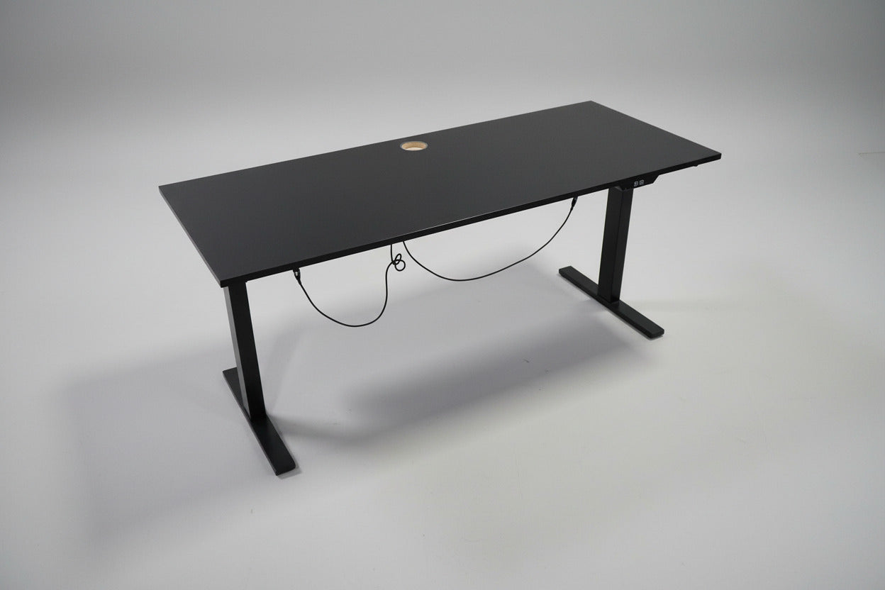 LINAK hæve-sænkebord 160x65 cm i sort laminat med sort stel set forfra