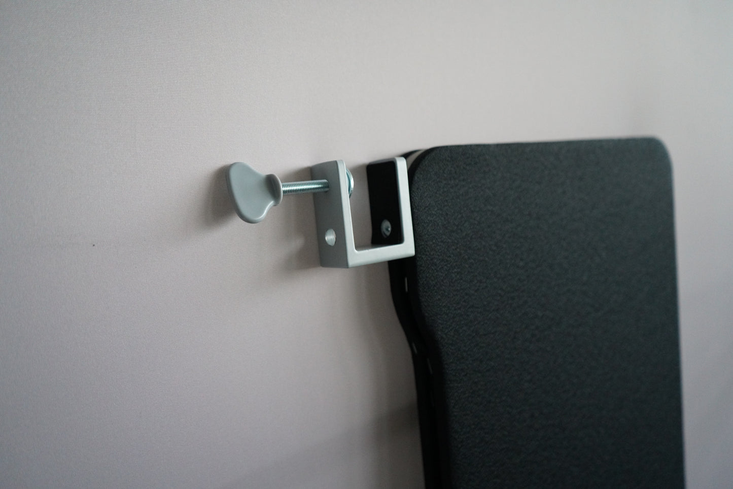 Close up af Lintex sort bordskærm med gummikantliste