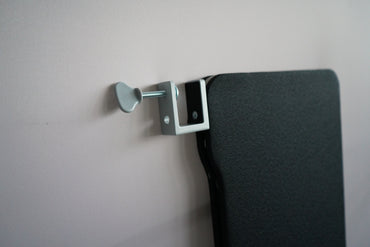 Close up af Lintex sort bordskærm med gummikantliste