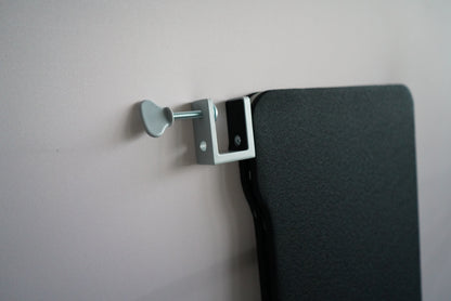 Close up af Lintex sort bordskærm med gummikantliste