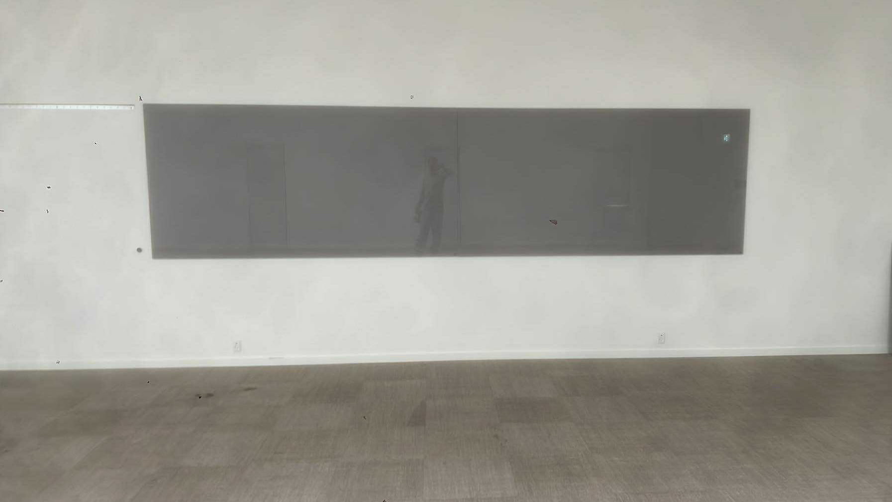 Lintex Chat Board glastavle 200x120 cm mørkegrå set forfra monteret på væg