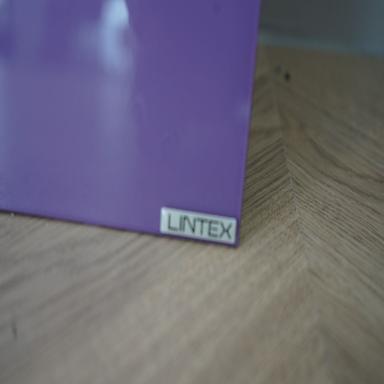 Lintex Chat Board magnetisk glastavle i lilla, 200x120 cm set fra hjørnet – stilfuldt og funktionelt design til kontormiljø.
