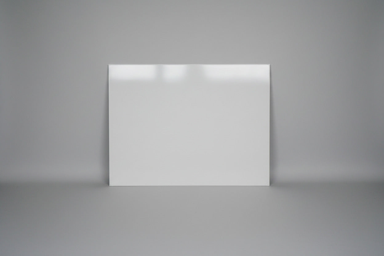 Lintex hvidt magnetisk whiteboard med beslag set forfra