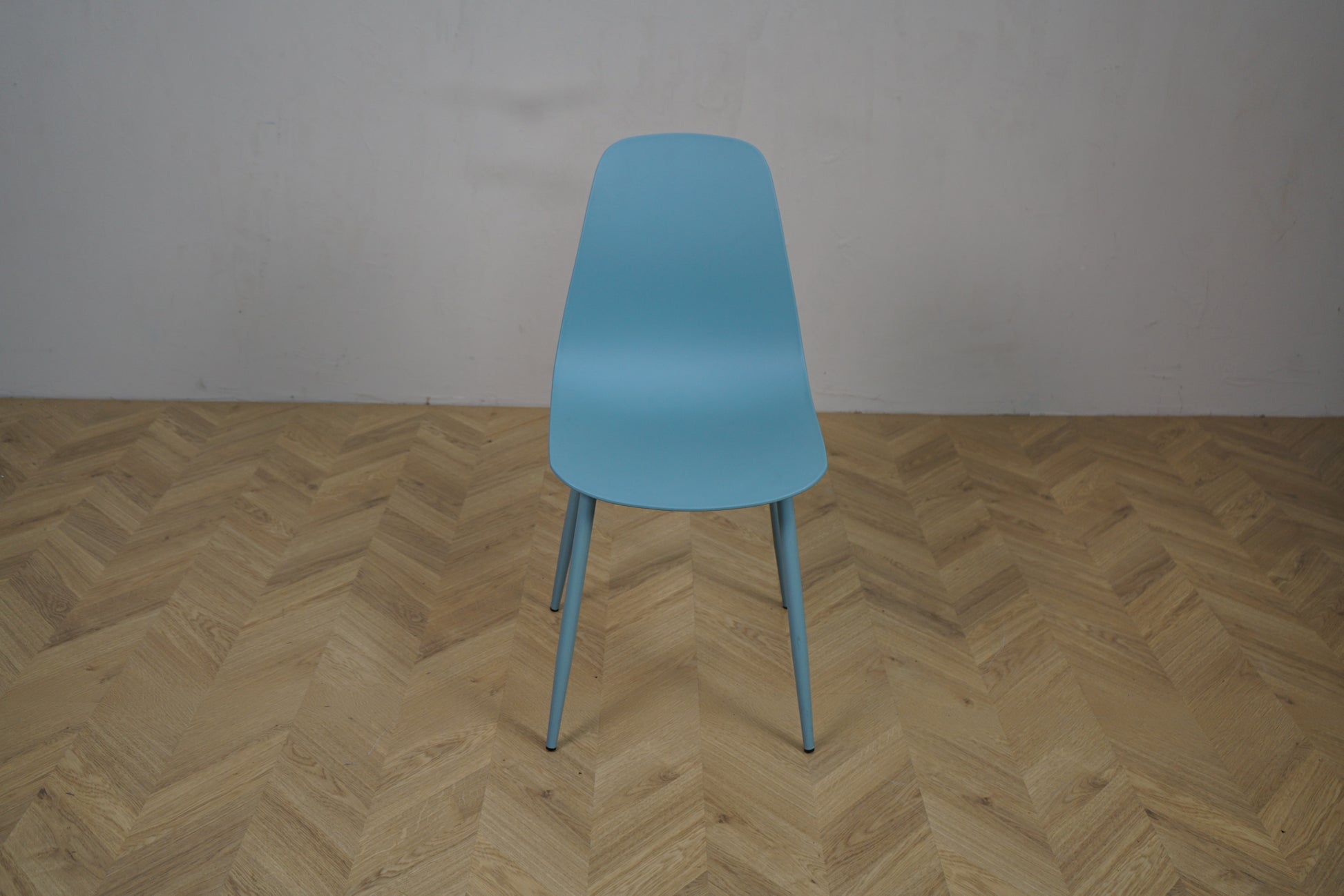 Lite kantinestol i pastelblå skandinavisk design set forfra – enkel og stilren stol til kantine, møde- eller spiserum.