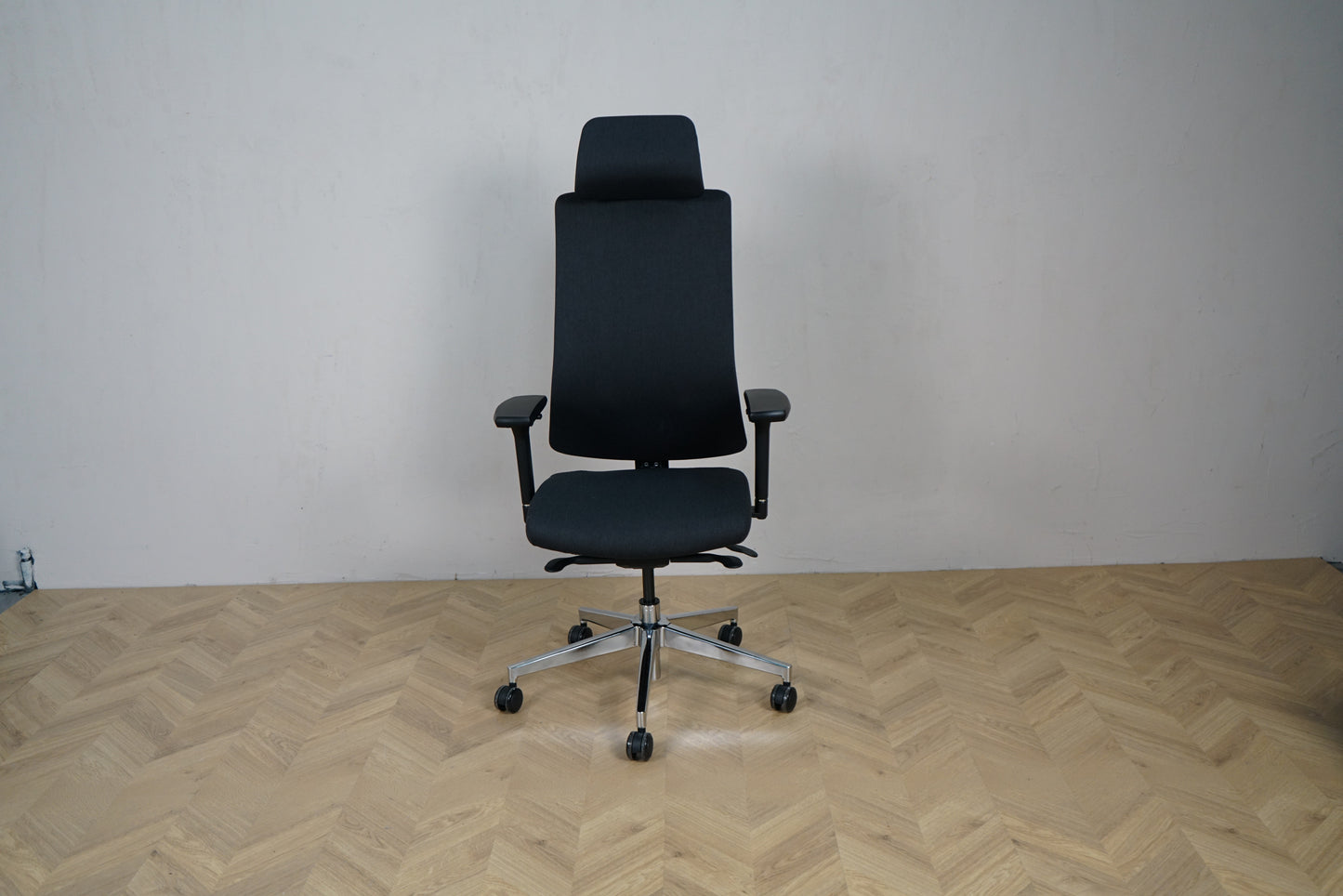 Ergonomisk lite kontorstol i sort med krom stel set forfra