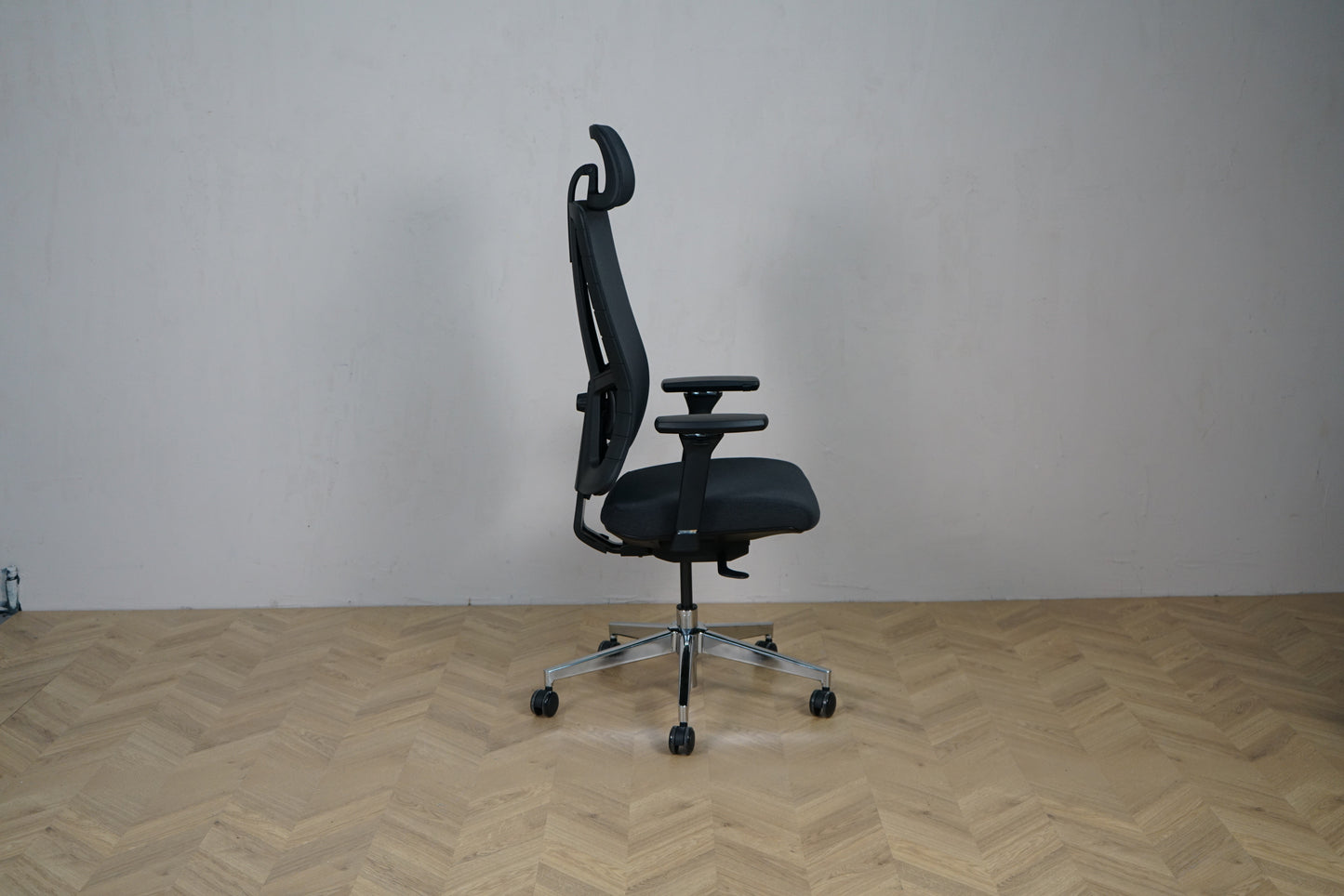 Sort ergonomisk kontorstol med krom stel set fra siden