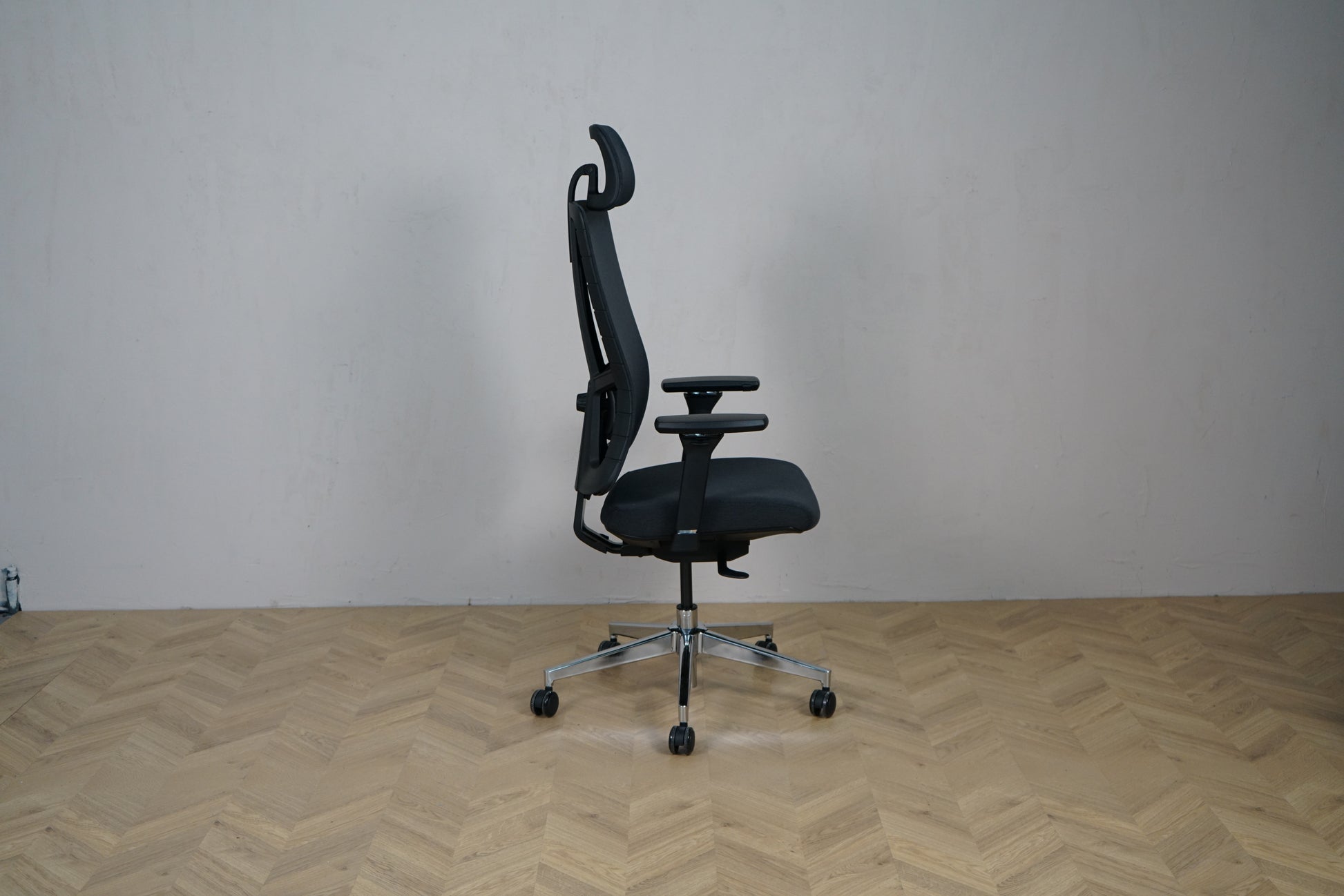 Sort ergonomisk kontorstol med krom stel set fra siden