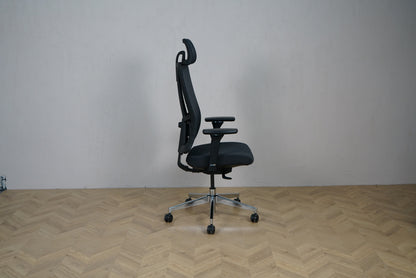Sort ergonomisk kontorstol med krom stel set fra siden