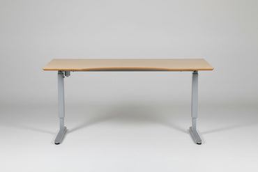Lomax hæve-sænkebord 180x90 cm i lyst træ med grå stel – ergonomisk skrivebord set forfra