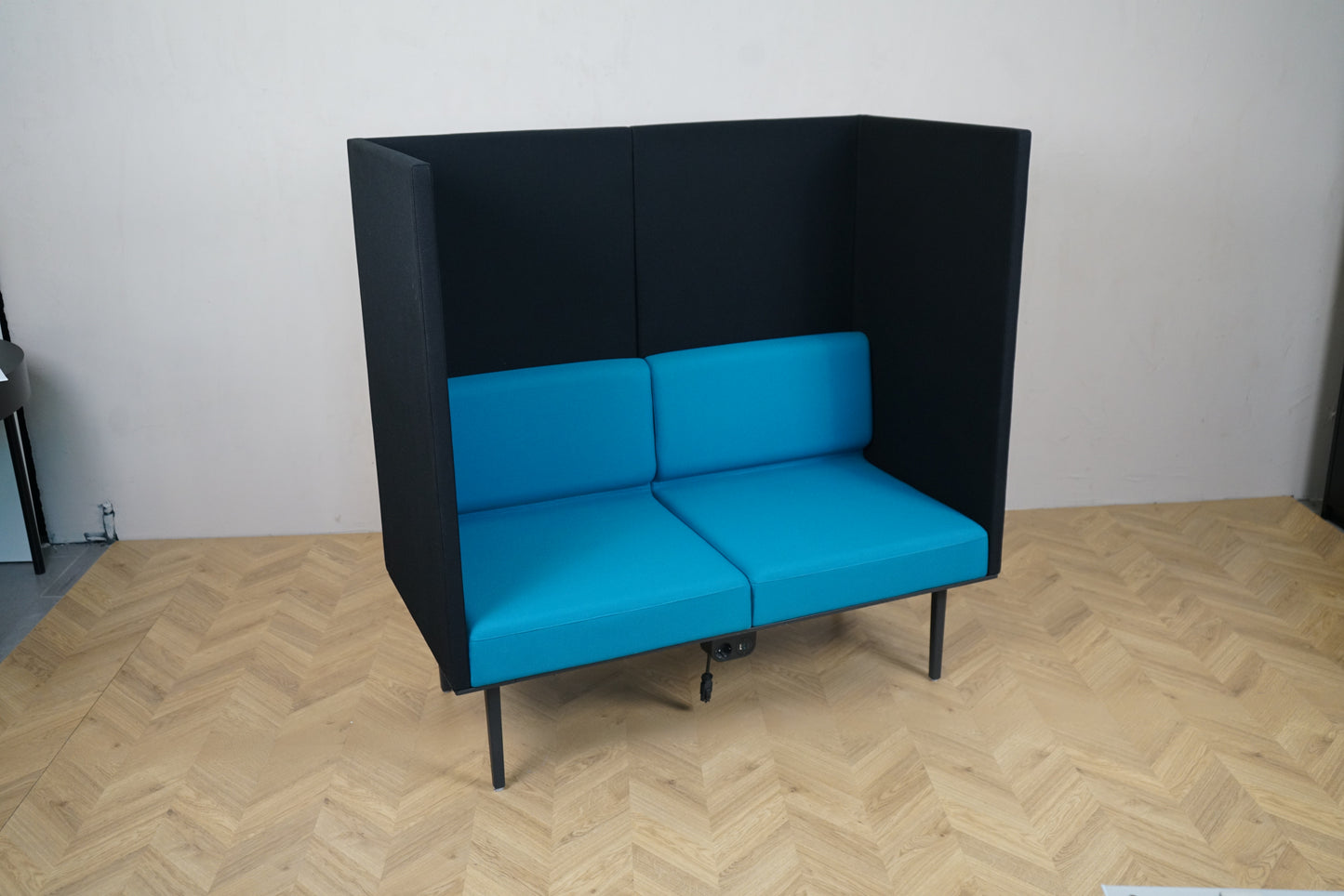 Moderne Longo sofa med støjreducerende akustikvægge i sort og turkis sæder – set fra skrå vinkel