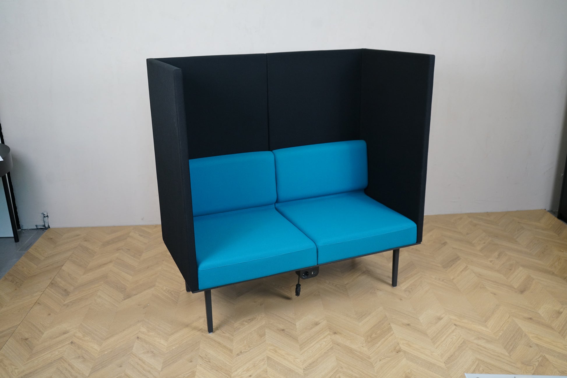 Moderne Longo sofa med støjreducerende akustikvægge i sort og turkis sæder – set fra skrå vinkel