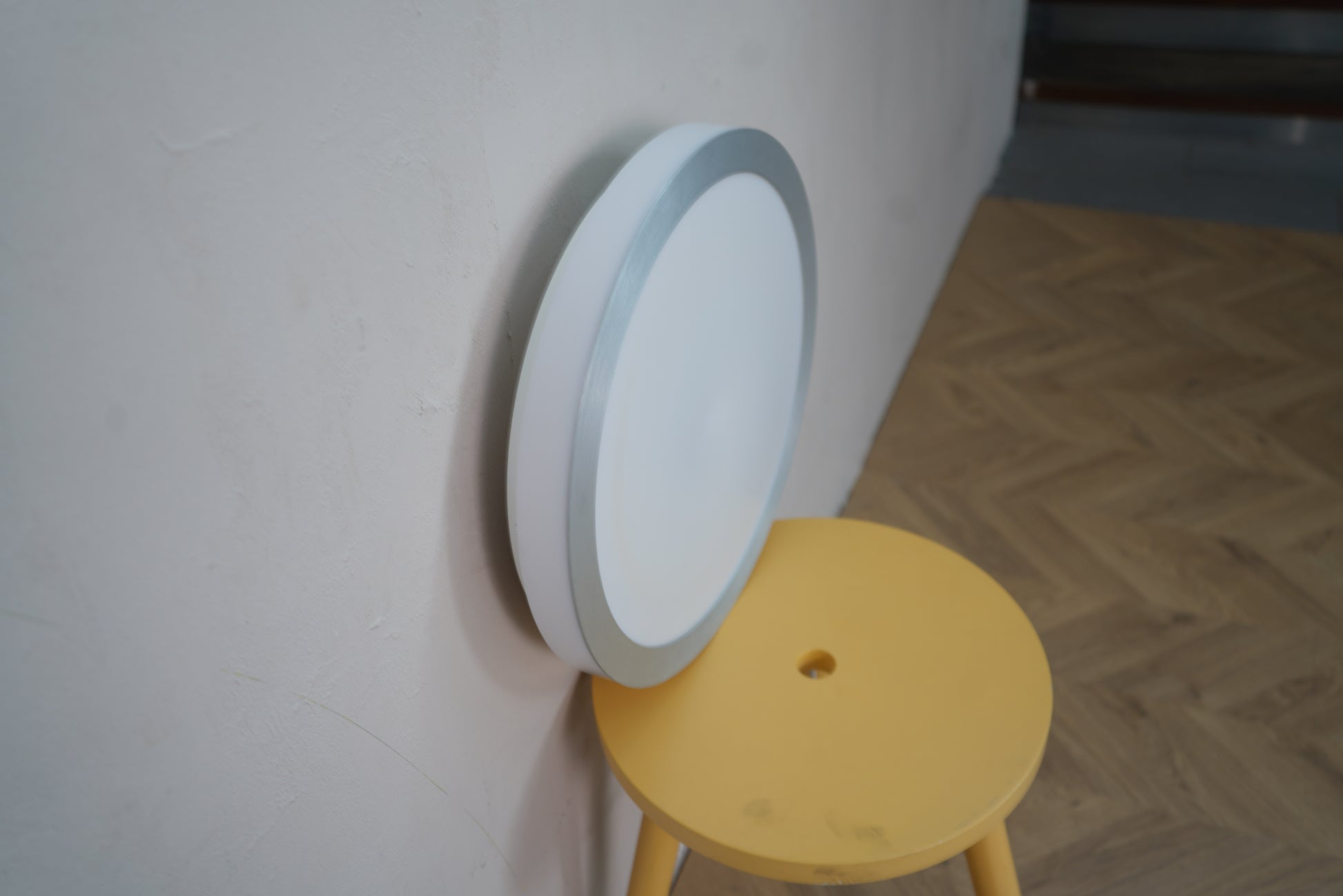 Louis Poulsen loftlampe Ø40 set fra siden – moderne rund lampe til loft og væg