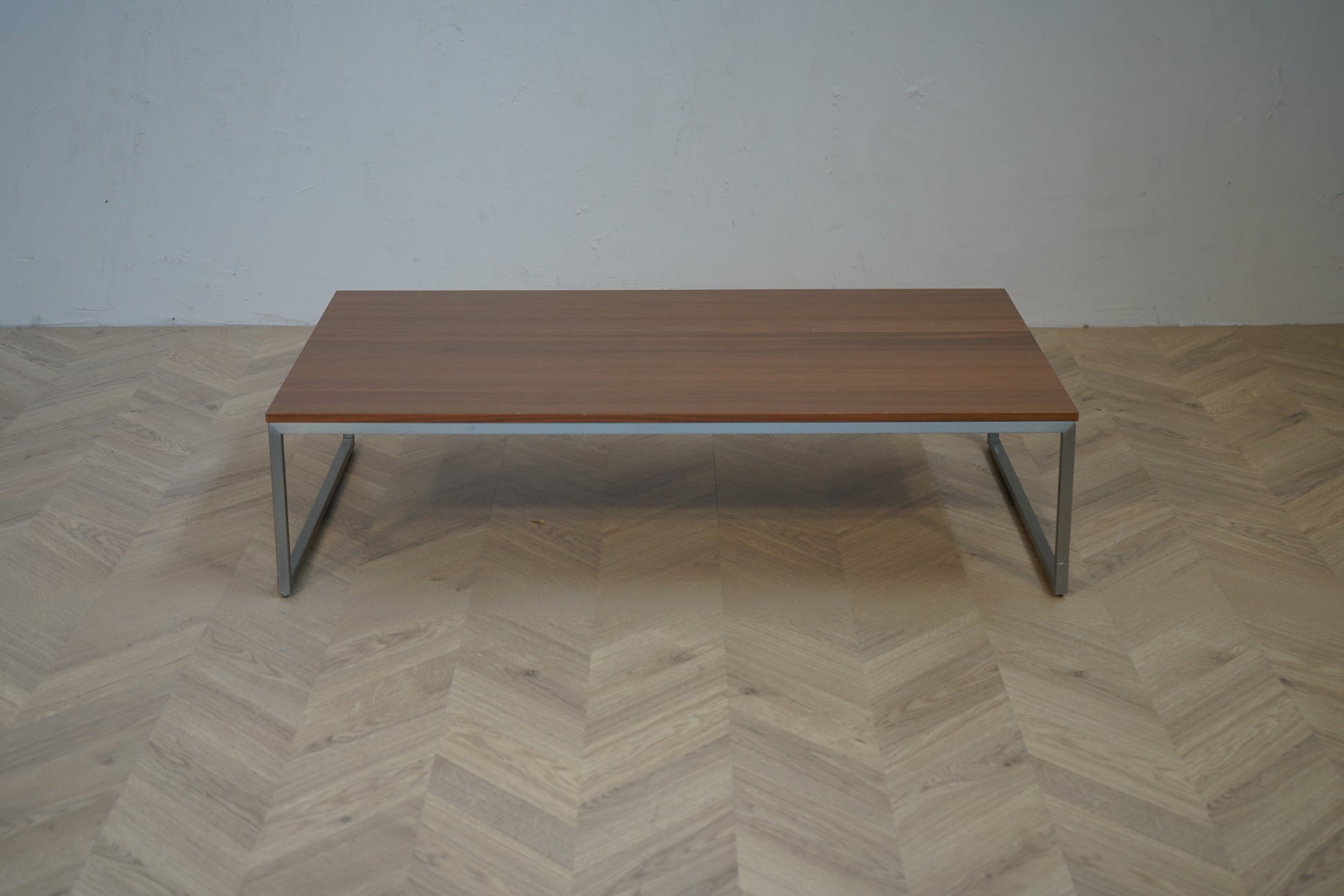 Moderne lounge træbord og kaffebord set forfra med trælook bordplade og metalstel