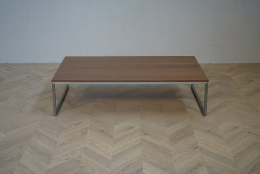 Moderne lounge træbord og kaffebord set forfra med trælook bordplade og metalstel
