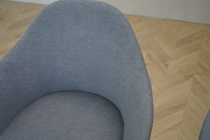 Close up af grå polstring på loungestol med stålstel