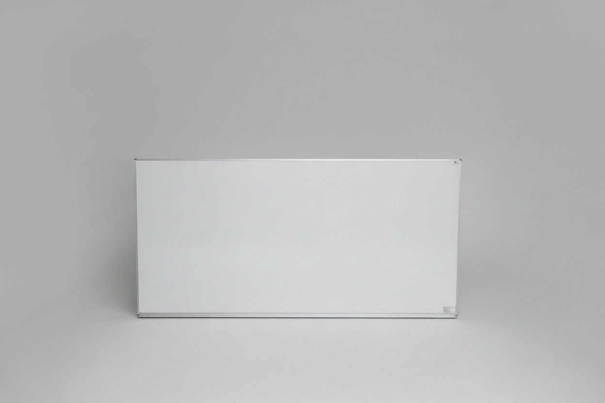 Hvidt magnetisk whiteboard med aluramme og beslag set forfra