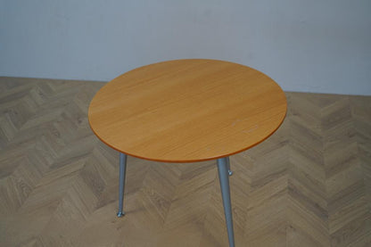 Ovenfra visning af Magnus Olesen kaffebord i bøg med diameter 40 cm – tidløst design til kaffestue og lounge.