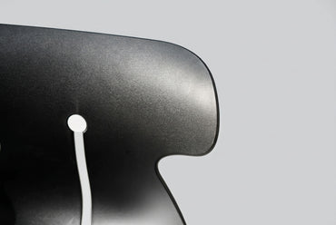 Nærbillede af Mariquita mødestol med sort plastsæde og kromstel i moderne design.
