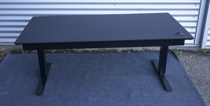 Bagfra visning af Martela hæve-sænkebord 160x80 cm i sort linoleum med kabelbakke og robust stel.