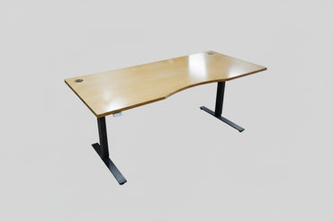 Martela hæve-sænkebord i bøg med mavebue, kabelbakke og antracitgråt stel – frontvisning