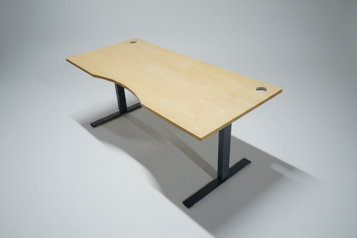 Martela hæve-sænkebord i bøg 180x80 cm med antracitgråt stel, mavebue og kabelgennemføringer – skrå visning