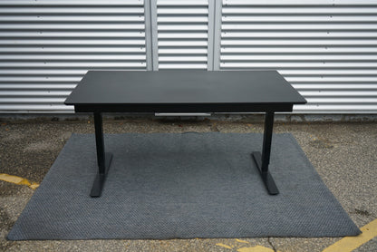 Martela hæve-sænkebord med kabelbakke i sort linoleum 130x80 cm set fra højre side