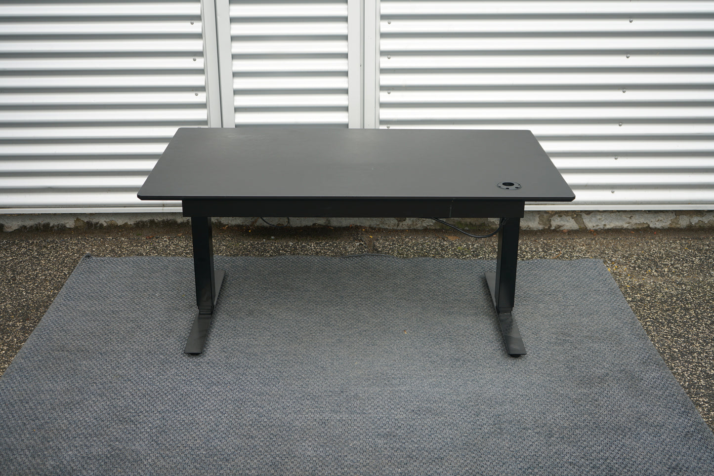 Martela hæve-sænkebord set fra siden – elegant og funktionelt design.