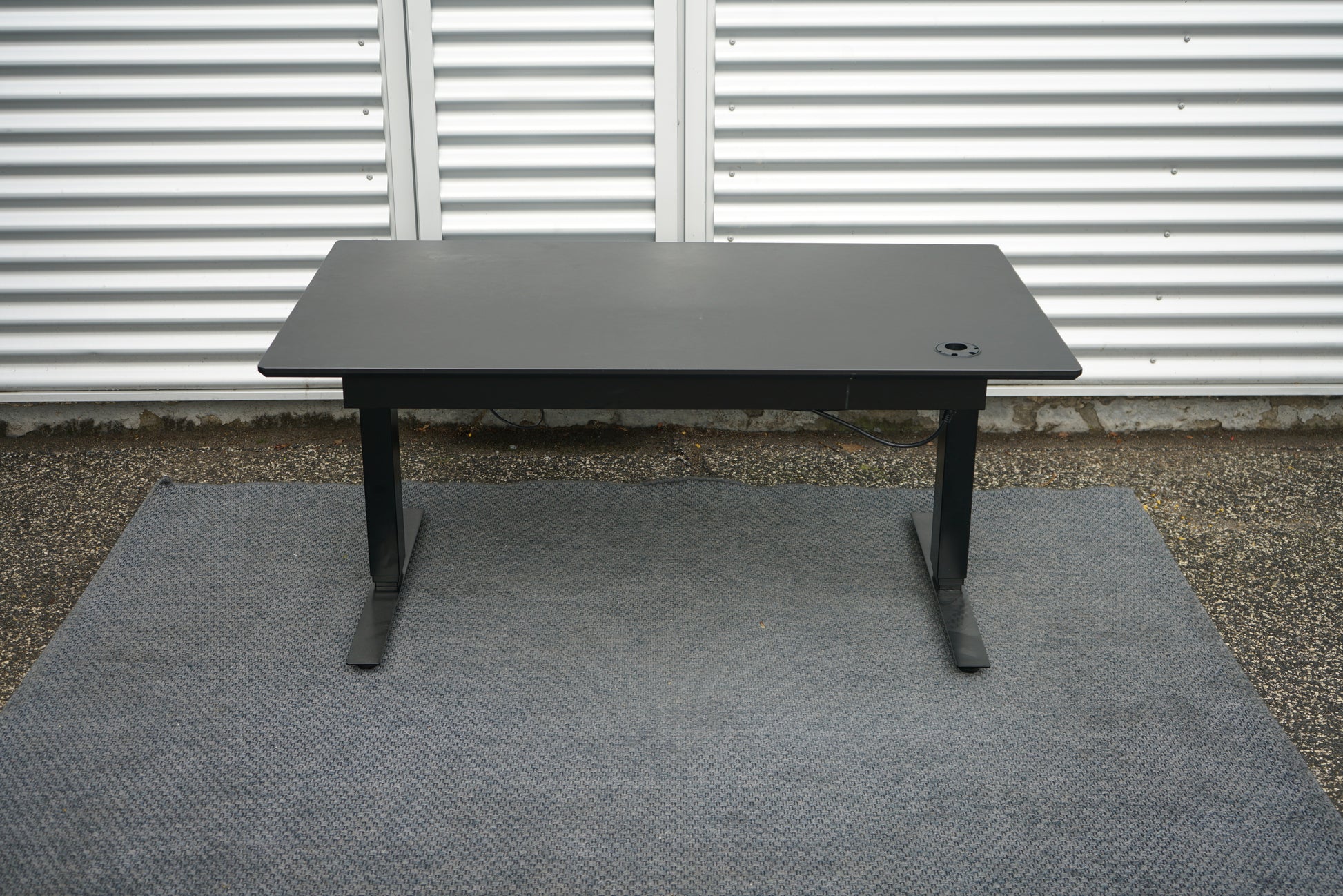 Martela hæve-sænkebord set fra siden – elegant og funktionelt design.