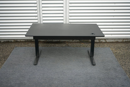 Martela hæve-sænkebord set fra siden – elegant og funktionelt design.