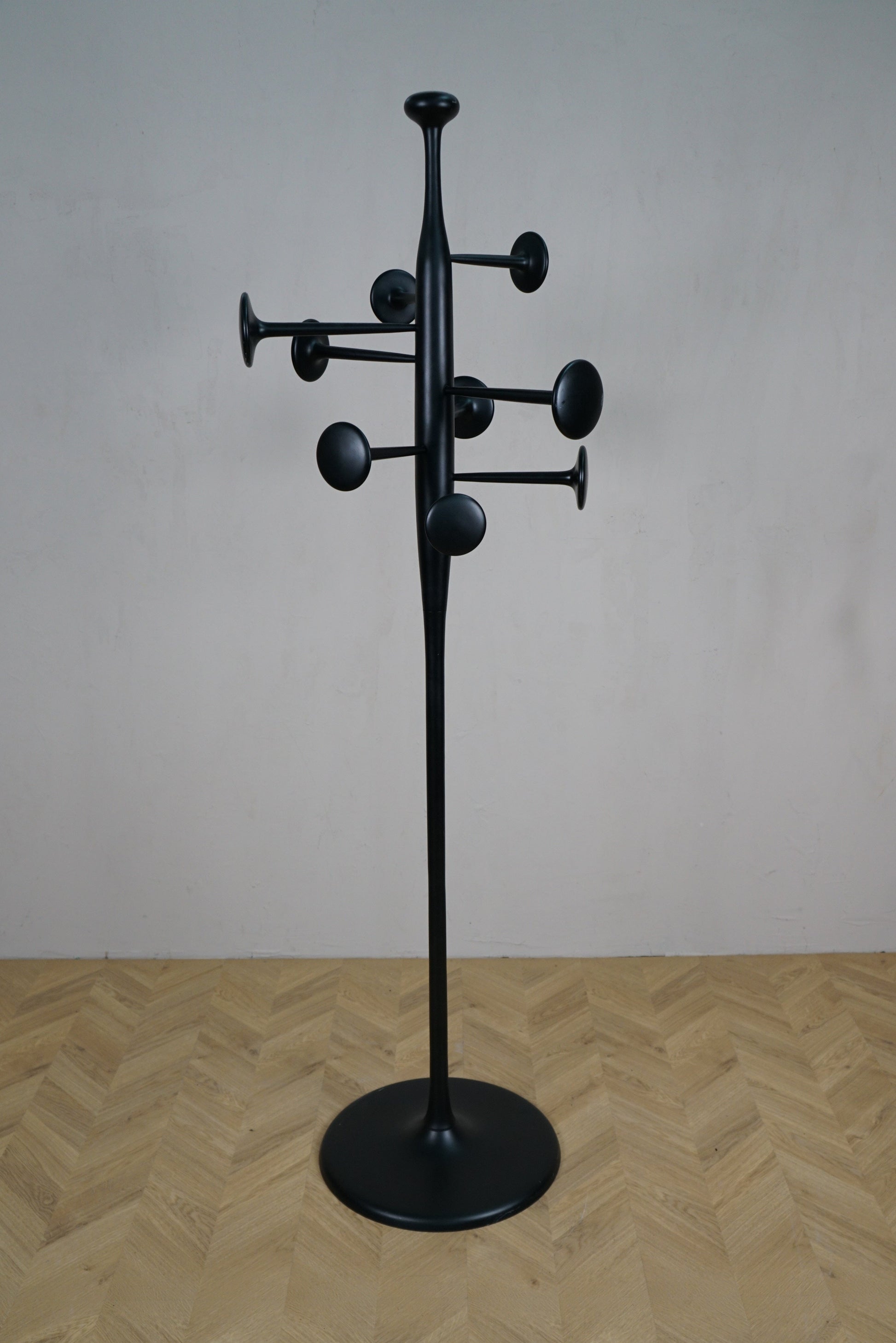 Mater Trumpet stumtjener designet af Space Copenhagen i sortlakeret aluminium set forfra.