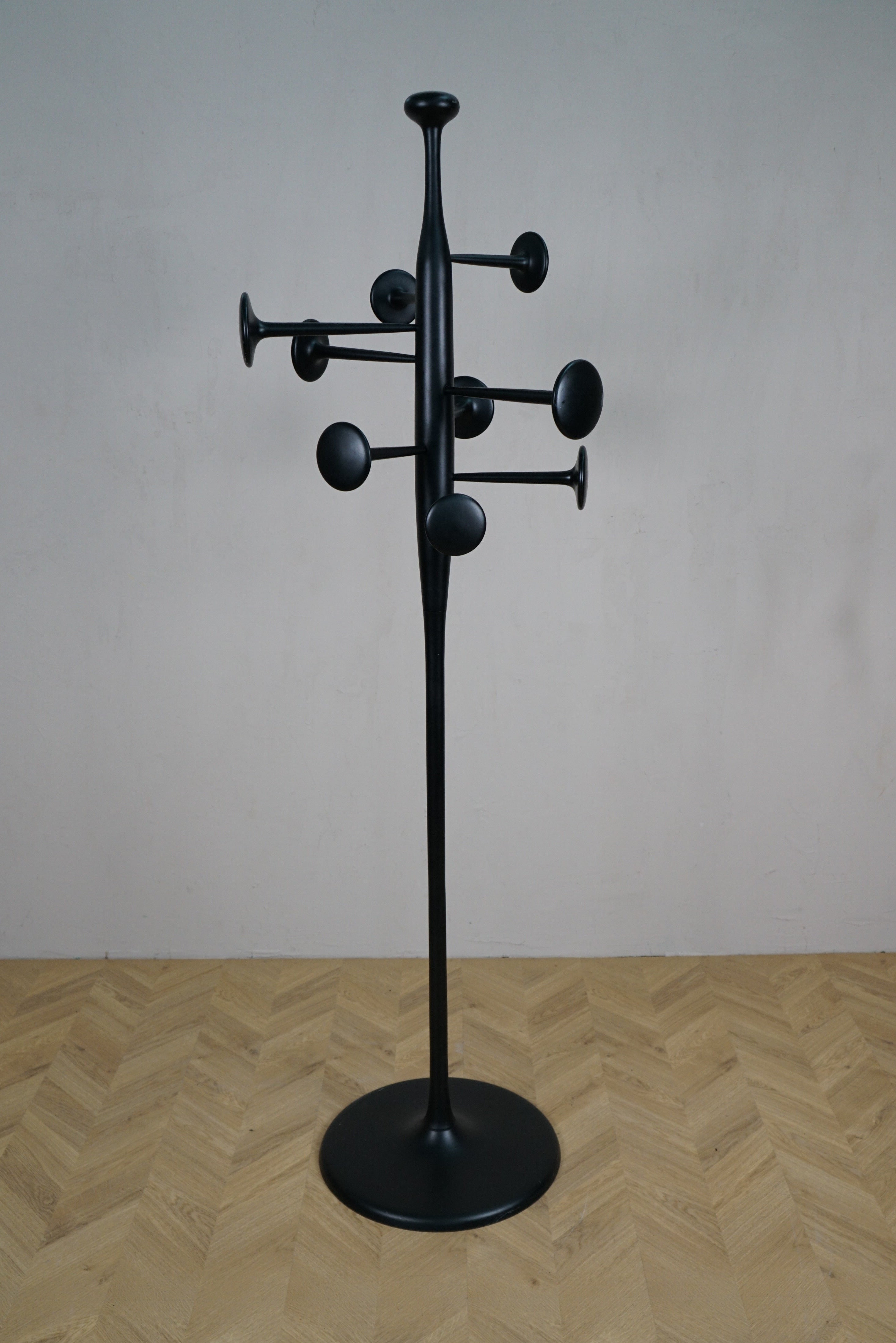 Mater Trumpet stumtjener designet af Space Copenhagen i sortlakeret aluminium set forfra.