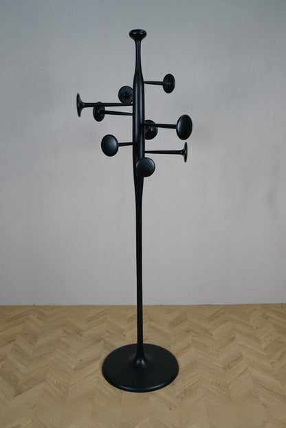 Mater Trumpet stumtjener designet af Space Copenhagen i sortlakeret aluminium set forfra.