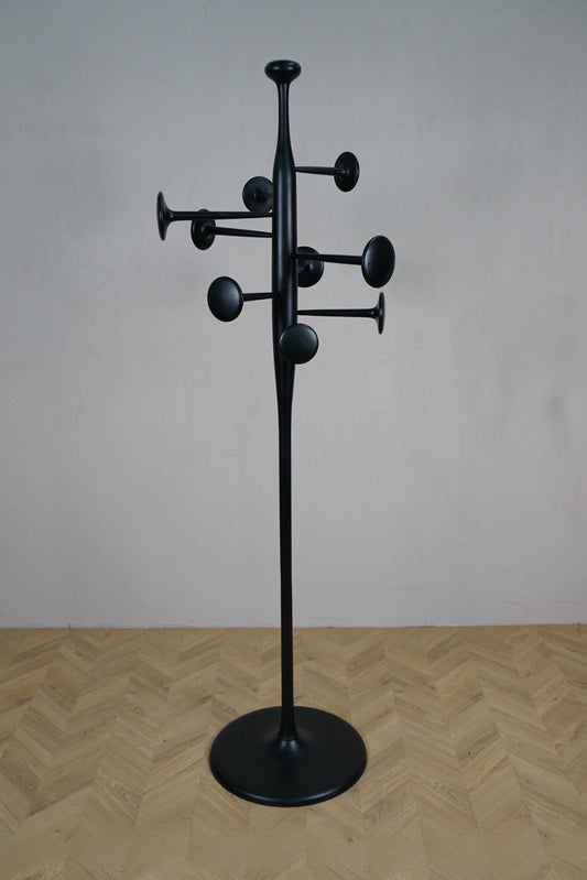 Mater Trumpet stumtjener designet af Space Copenhagen i sortlakeret aluminium set forfra.